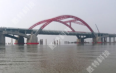 南海明珠大橋自浮式復合材料橋梁防撞護舷安裝完成后的整體效果