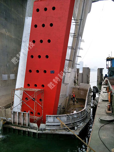 為清遠北江四橋安裝固定式鋼覆復合材料橋梁防撞設施