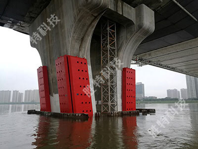 清遠北江四橋安裝完成固定式鋼覆復合材料橋梁防撞設施后正面效果