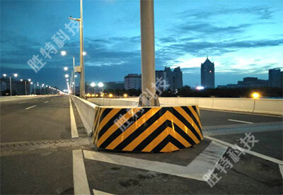 天津津薊高速安裝的高度公路橋墩防撞設施