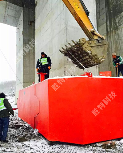 正在為中朝邊境圈河至元汀界河公路大橋安裝自浮式鋼覆復合材料橋梁防撞設施
