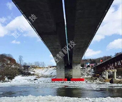 中朝圈河至元汀界河公路大橋安裝的1000噸級自浮式鋼覆復合材料橋梁防撞設施