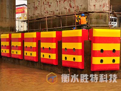 勝特公司為浙江臨海靈江二橋安裝的固定式復合材料橋梁防撞設施