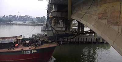 貨船撞向廣州東州河大橋